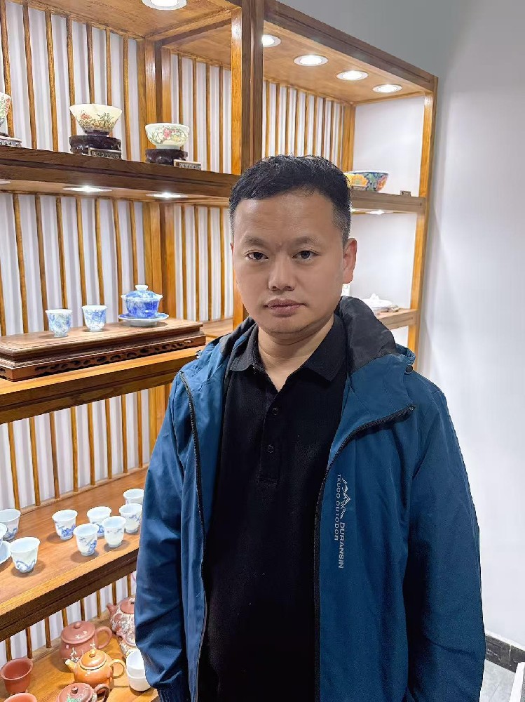 刘清华（国瓷红叶画院副秘书长）