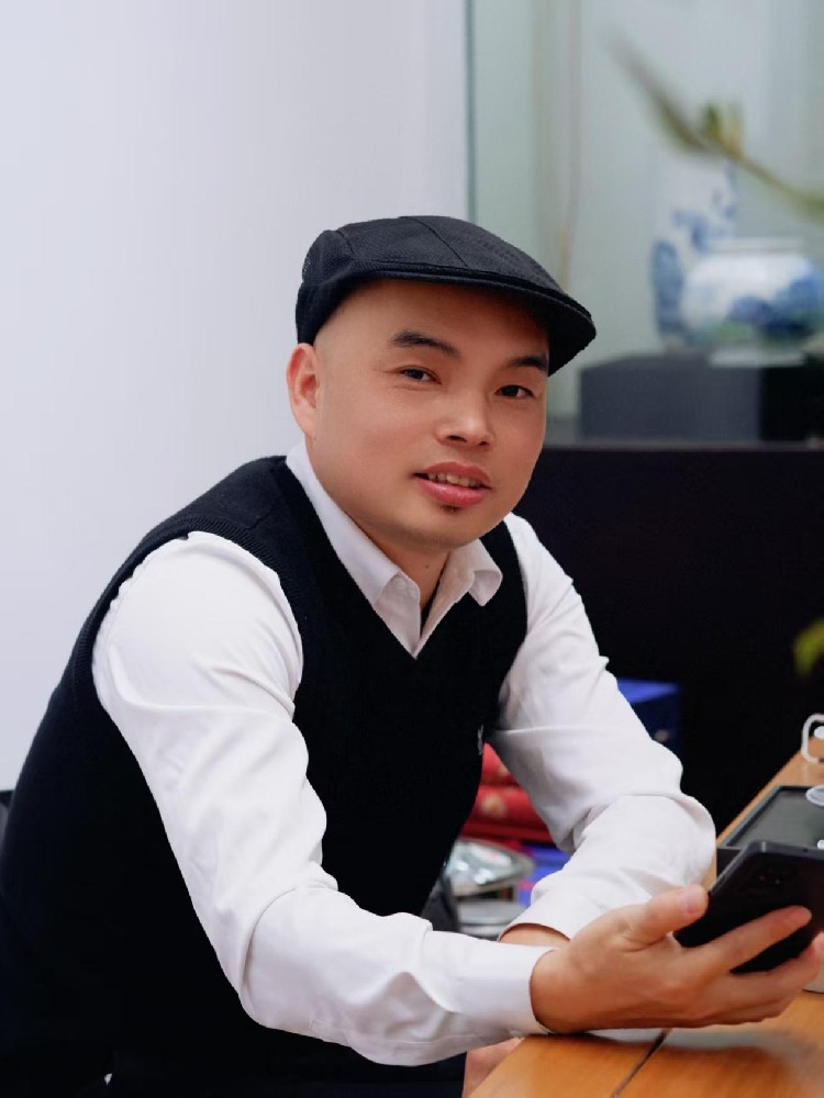 刘祖英（国瓷红叶画院研究员）